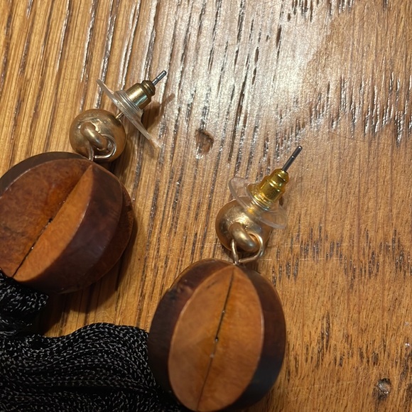 A lovely, light flirty pair of earrings for pierced ears - Picture 3 of 5